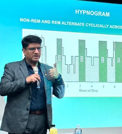OSAWELL sleep-medicine course lecturer explaining a sleep-cycle chart